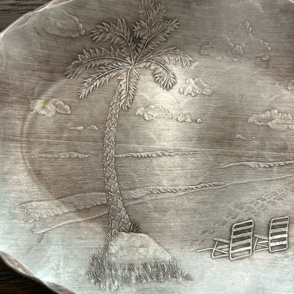American Forging hand hammered aluminum plate etched beach scene palm tree oval - Picture 4 of 5